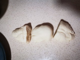 10、自制薄底披萨 味道绝了,切成三个小面团（我这里是做的八寸薄底披萨，喜欢吃厚的可以只切成两份面团）