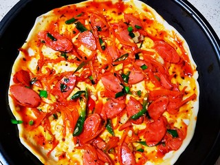 14、自制薄底披萨 味道绝了,加上你自己喜欢吃的肉类菜类，我这里加了火腿和胡萝卜青椒，事先把菜放进锅里加胡椒抄了一下更好吃