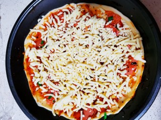 15、自制薄底披萨 味道绝了,放上马苏里拉芝士 无论多少看你喜欢的量加