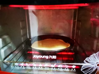 16、自制薄底披萨 味道绝了,170度上下火预热5分钟，中层170度烤15分钟