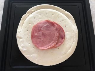 2、早餐番茄酱火腿鸡蛋披萨,中间位置放上火腿片