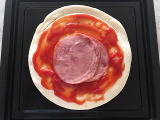 4、早餐番茄酱火腿鸡蛋披萨,用勺子抹开