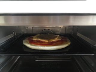 5、早餐番茄酱火腿鸡蛋披萨,放入烤箱,上下火,180°15分钟