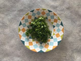 6、早餐番茄酱火腿鸡蛋披萨,烤制披萨期间把香菜清洗干净之后切碎,控干水分