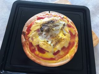 7、早餐番茄酱火腿鸡蛋披萨,时间到,取出