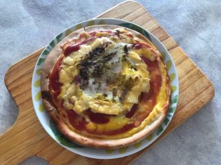 8、早餐番茄酱火腿鸡蛋披萨,移入盘子中