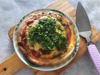 9、早餐番茄酱火腿鸡蛋披萨,撒上香菜碎,即可