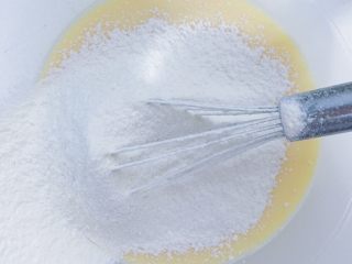 4、水果披萨,打散后筛入面粉（面粉经过过筛会使成品细滑无颗粒）