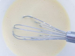 5、水果披萨,搅拌至无颗粒状 提起搅拌器呈流水状即可