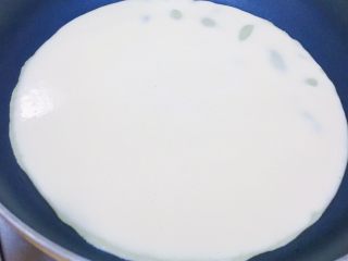 7、水果披萨,缓缓倒入面糊