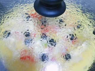 8、水果披萨,盖上锅盖小火焖煎两三分钟 听到锅内发出“噼叭噼叭”声即可出锅