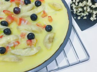 10、水果披萨,添加的水果切完最好用厨房纸吸干防止水果水份过大影响成品