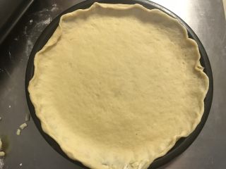 7、秘制芝心卷边披萨,将边缘用手擀薄擀出一圈长边。