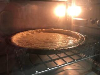 11、秘制芝心卷边披萨,烤箱预热170度5分钟，中层烤9分钟左右即可。