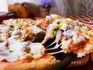 23、秘制芝心卷边披萨,饼边也是满满的芝心哦。