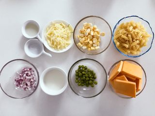 1、宝宝辅食：南瓜田园焗意面,准备好所有食材，南瓜切片，洋葱切细丁。