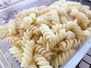 2、宝宝辅食：南瓜田园焗意面,加几滴橄榄油（或其他植物油），稍加搅拌。