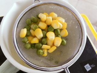 3、宝宝辅食：南瓜田园焗意面,再在煮意面的锅中，倒入玉米和甜豌豆，焯水备用，玉米和甜豌豆都不易熟，小芽差不多中火煮了8分钟左右，至9成熟哈，妈妈可以拿出来尝一下，能咬动为准哈
