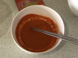 1、奥尔良卷边披萨,买来现成的奥尔良腌制料，按说明比例调好