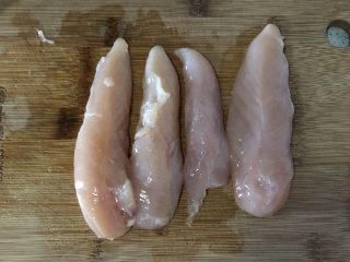 2、奥尔良卷边披萨,鸡里脊处理好，做一个披萨两条就够了