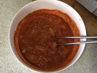 4、奥尔良卷边披萨,放调好的腌制料里拌匀腌制