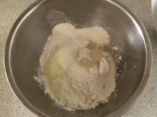 5、奥尔良卷边披萨,面粉 奶粉 酵母 肉桂粉 放盆中混合拌匀