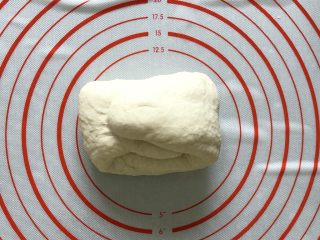 6、奥尔良卷边披萨,折叠法揉至黄油完全吸收，微微扩展状态即可！