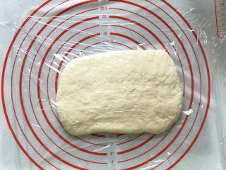 7、奥尔良卷边披萨,压平，盖上保鲜膜，发酵至2-2.5倍大即可