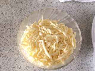 9、奥尔良卷边披萨,准备好马苏里拉芝士碎