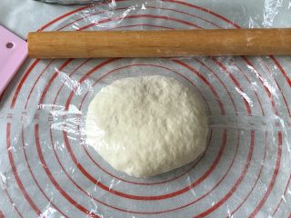 11、奥尔良卷边披萨,按压排气，折叠收圆，盖上保鲜膜静置松弛15-30分钟，没时间可省