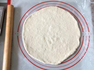 12、奥尔良卷边披萨,擀成圆片，松弛好的面团比较好擀，