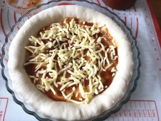 13、奥尔良卷边披萨,撒上一层芝士碎