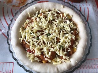 15、奥尔良卷边披萨,再撒一层厚厚的芝士碎