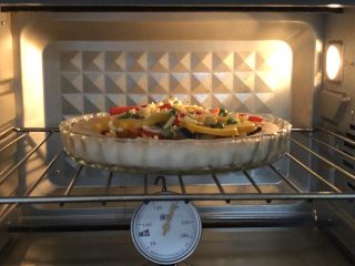 17、奥尔良卷边披萨,放入预热好的烤箱上190度下180度，烤20分钟左右即可