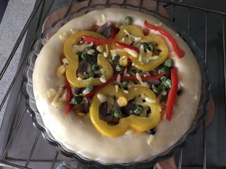 18、奥尔良卷边披萨,10分钟的时候拿出来刷蛋液，我摸了一层黄油，继续烤