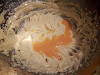 4、花生奶油小饼干,打发好的黄油里,倒入打散的鸡蛋液,,