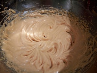 7、花生奶油小饼干,用电动打蛋器搅拌,使花生酱和黄油彻底混合均匀