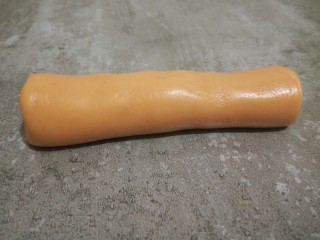 11、花生奶油小饼干,再拿出来把面糊倒在案板上,用手搓成长圆形,就比较好操作了