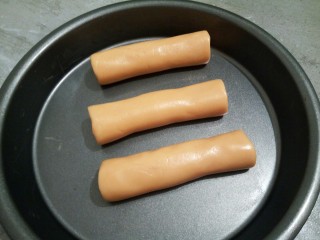 12、花生奶油小饼干,这是搓好的3个,盖保鲜膜,放冰箱的冷冻室,冷冻1.5个小时以上,直到变得坚硬,切的时候才不容易散,