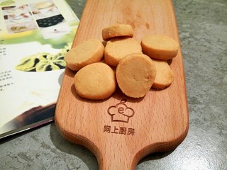 15、花生奶油小饼干,配上网上厨房的砧板,美美哒来一个小饼干吧!