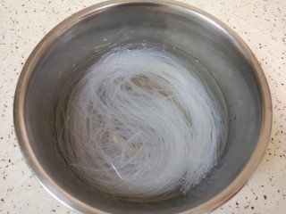 1、粉丝蒸金针菇,粉丝用温水泡软。