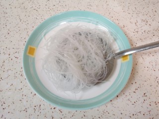 2、粉丝蒸金针菇,捞出控一下水分。