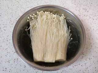 4、粉丝蒸金针菇,金针菇切去根部清洗干净。