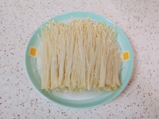5、粉丝蒸金针菇,撕开摆在粉丝上面。