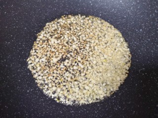 7、粉丝蒸金针菇,炒锅内倒适量的食用油烧热，下入蒜末小火炒至金黄色。