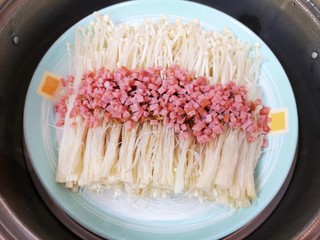 13、粉丝蒸金针菇,将粉丝金针菇放入蒸锅，大火烧开以后转中火蒸10分钟关火。