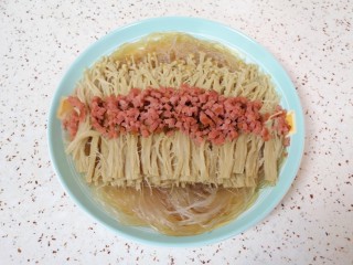 14、粉丝蒸金针菇,出锅。