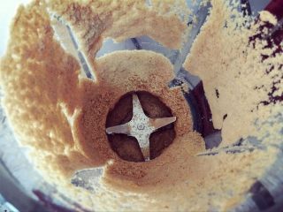 1、心形火龙果慕斯,准备材料,将消化饼干放入破壁机或者料理机,将饼干打成饼干粉。