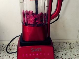 5、心形火龙果慕斯,将火龙果放入破壁机..选择果蔬功能,打成火龙果果泥。