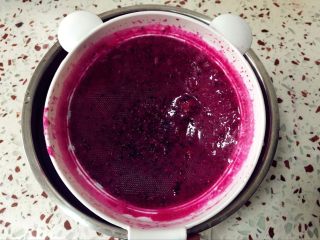 6、心形火龙果慕斯,用滤网滤掉部分的火龙果仔,有一部分已被打碎.